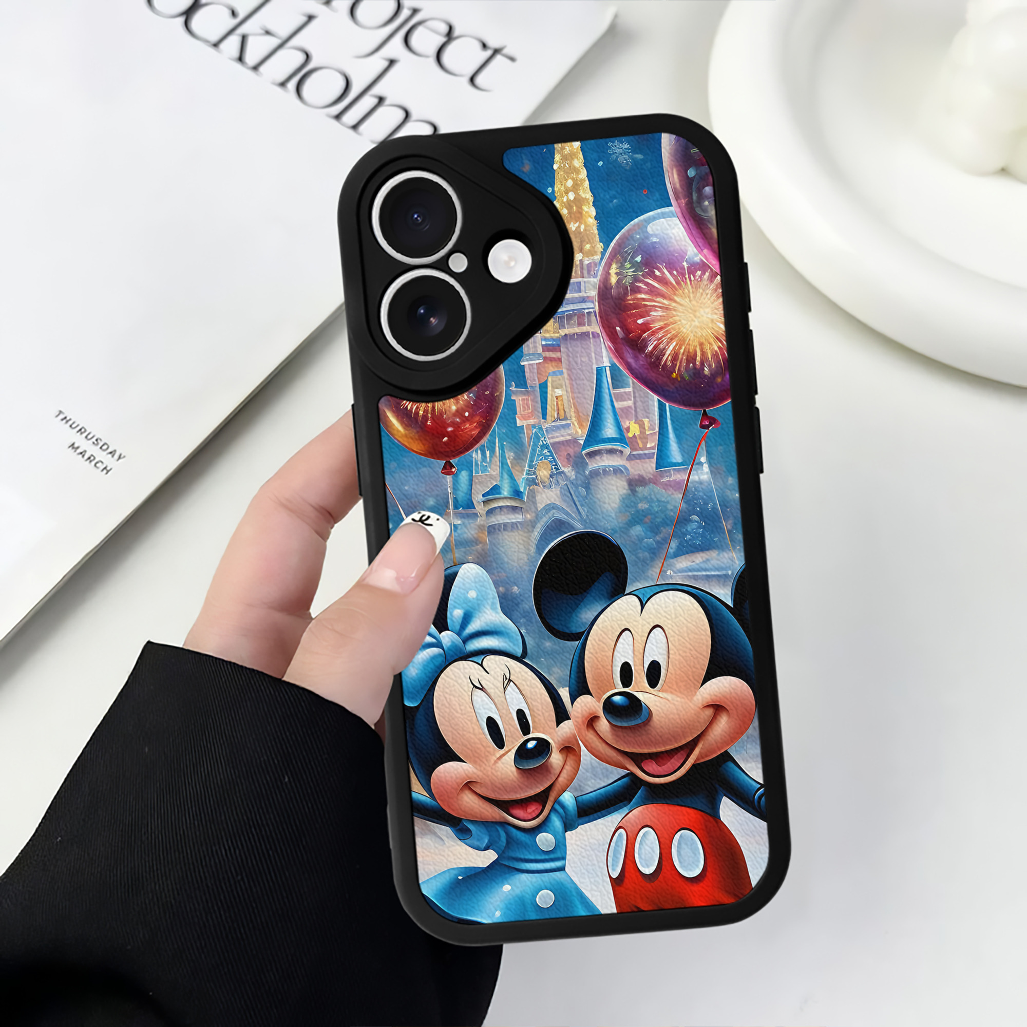（画像用） ミッキーマウス Mickey Mouse 【iPhone 16シリーズ対応】シリコンスマホケース（レザー調） 材質：シリコン